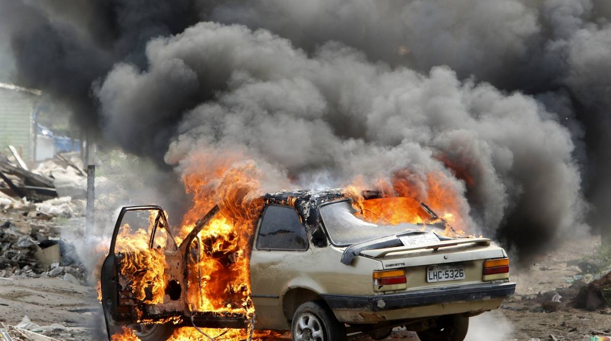 Carro incendiado - Reginaldo Pimenta / Ag&ecirc;ncia O Dia