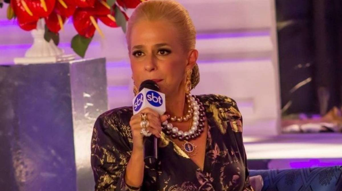 Andréa Beltrão como Hebe Camargo
