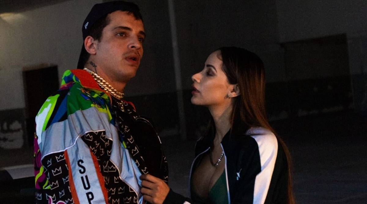 Ex-panicat Babi Muniz coloca corpo para jogo em clipe de Don Charles