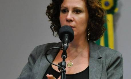 Zambelli critica Fundão Eleitoral de R$ 6 bi, mas vota 'sim' na proposta