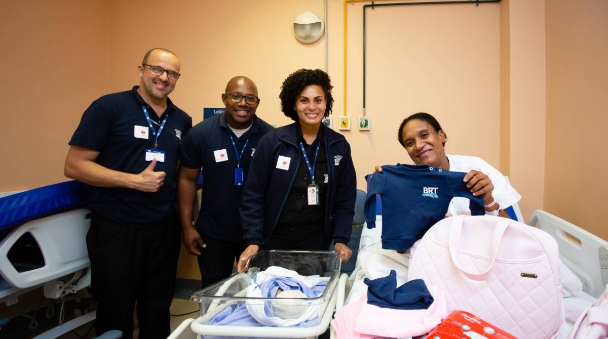 Equipe do BRT visita mãe e bebê que nasceu dentro de estação - Divulgação