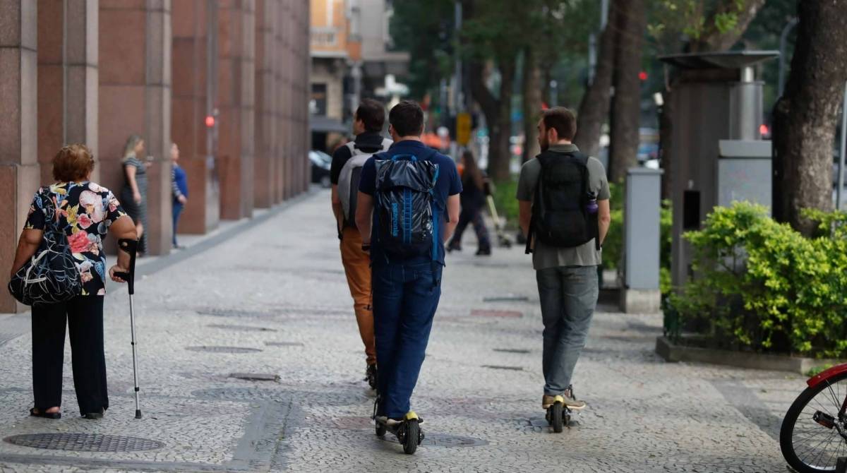 Na calçada, três usuários e uma senhora de muletas: território livre - Gilvan de Souza 