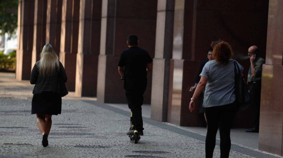 Usuários de patinetes circulam diariamente pelas calçadas do Centro do Rio sem fiscalização - Gilvan de Souza 