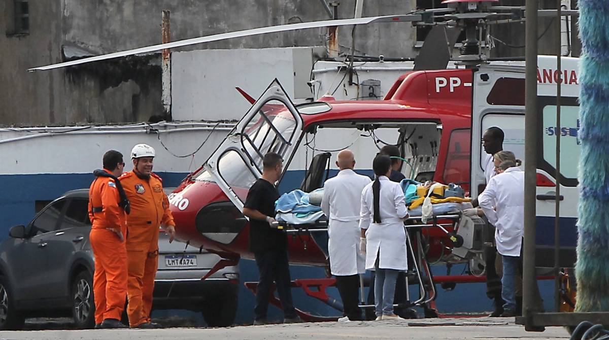 Rio de Janeiro - 20/09/2019 - Acidente com van perto de creche deixa crian&ccedil;as feridas na Zona Norte, Na foto acima uma das vitimas sendo socorrida pelo helicoptero dos Bombeiros. Foto: Luciano Belford/Agencia O Dia