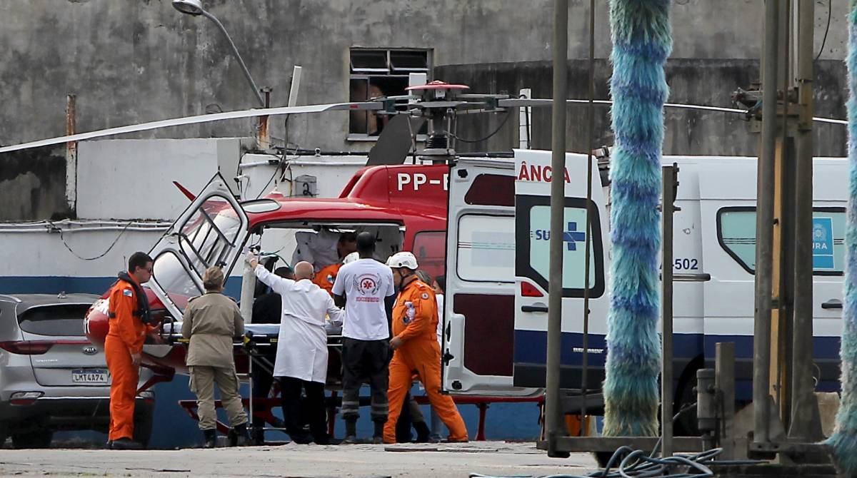 Rio de Janeiro - 20/09/2019 - Acidente com van perto de creche deixa crian&ccedil;as feridas na Zona Norte, Na foto acima uma das vitimas sendo socorrida pelo helicoptero dos Bombeiros. Foto: Luciano Belford/Agencia O Dia