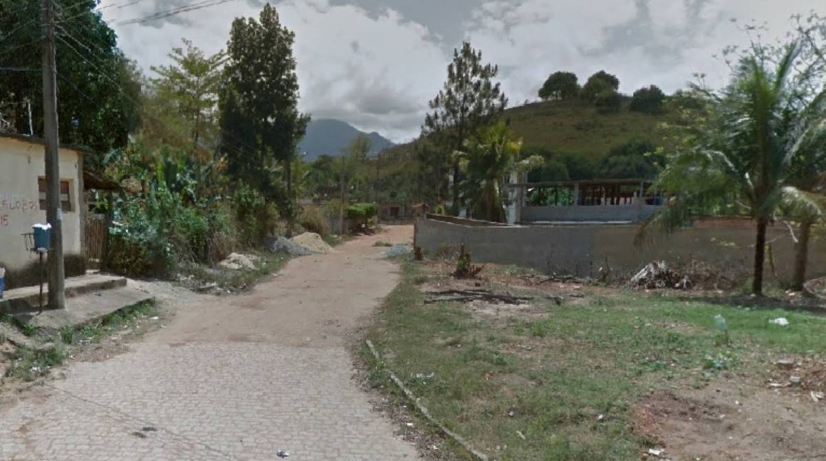 Rua Luiz Reis: metade da via é coberta por paralelepípedo, e outra não tem asfalto - Aline Cavalcante