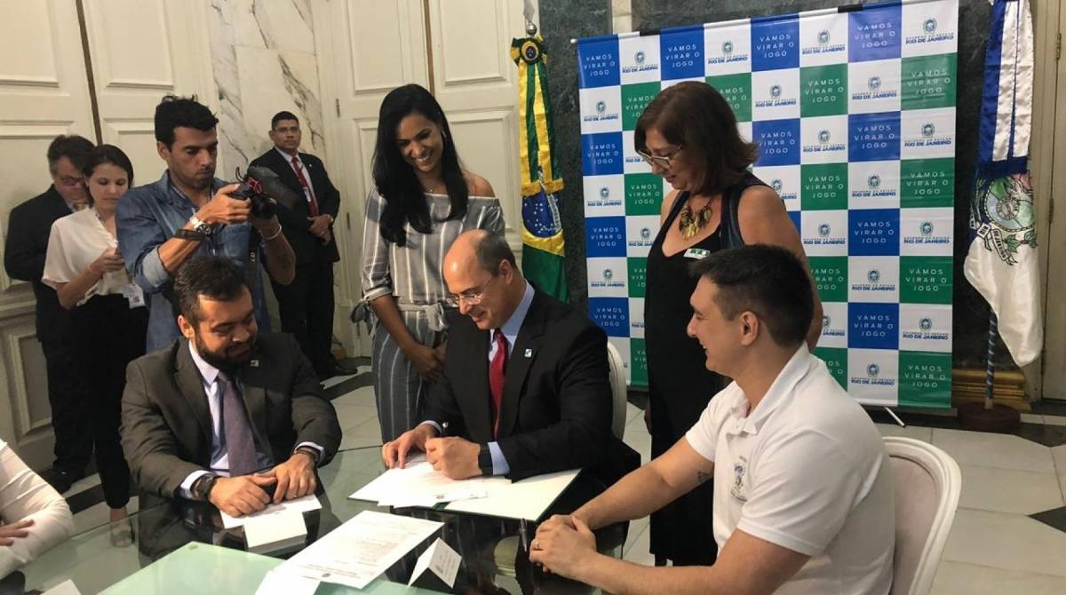 Witzel e Fernandes garantiram aumento de 12% para os educadores - Paloma Savedra / Agência O Dia 