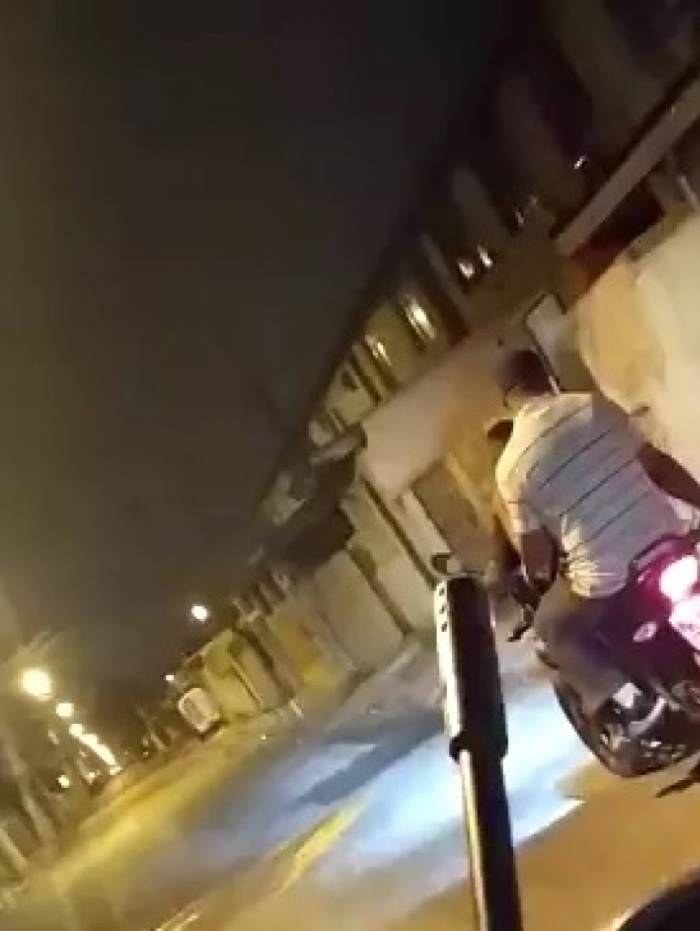 Na garupa de uma moto, jovem é abordado pela PM na Vila Vintém 