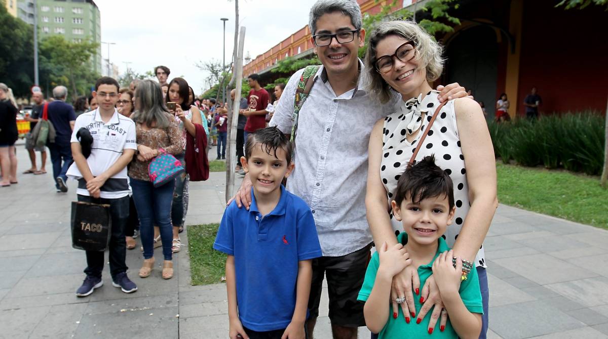 Rio de Janeiro - 21/09/2019 - O Logos Hope, a maior livraria flutuante do mundo, atracou na Zona Portuária do Rio de Janeiro nesta quinta-feira. Na foto acima Paulo Cesar de Oliveira e a esposa Maria Emilia de Oliveira e os filhos. Foto: Luciano Belford/Agencia O Dia