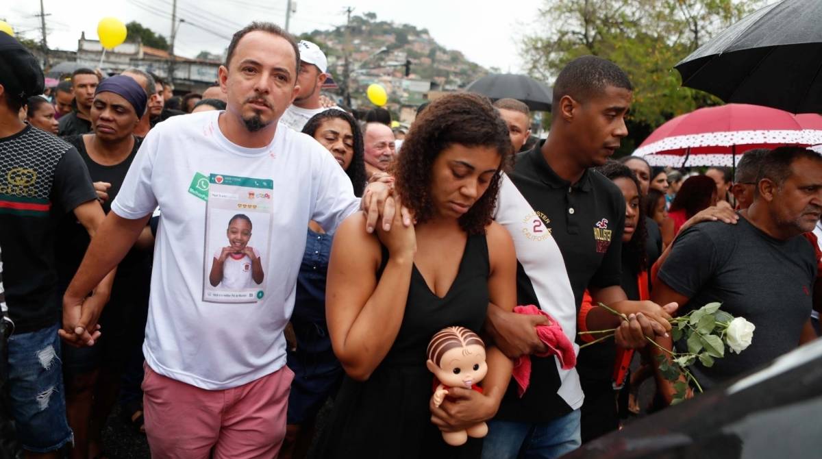 Rio, 22/09/2019, Enterro da menina Agatha no Cemiterio de Inhauma zona norte do Rio, na foto os pais Adegilson Felix e Vanessa Francisco, foto de Gilvan de Souza / Agencia O Dia - Gilvan de Souza / Agencia O Dia