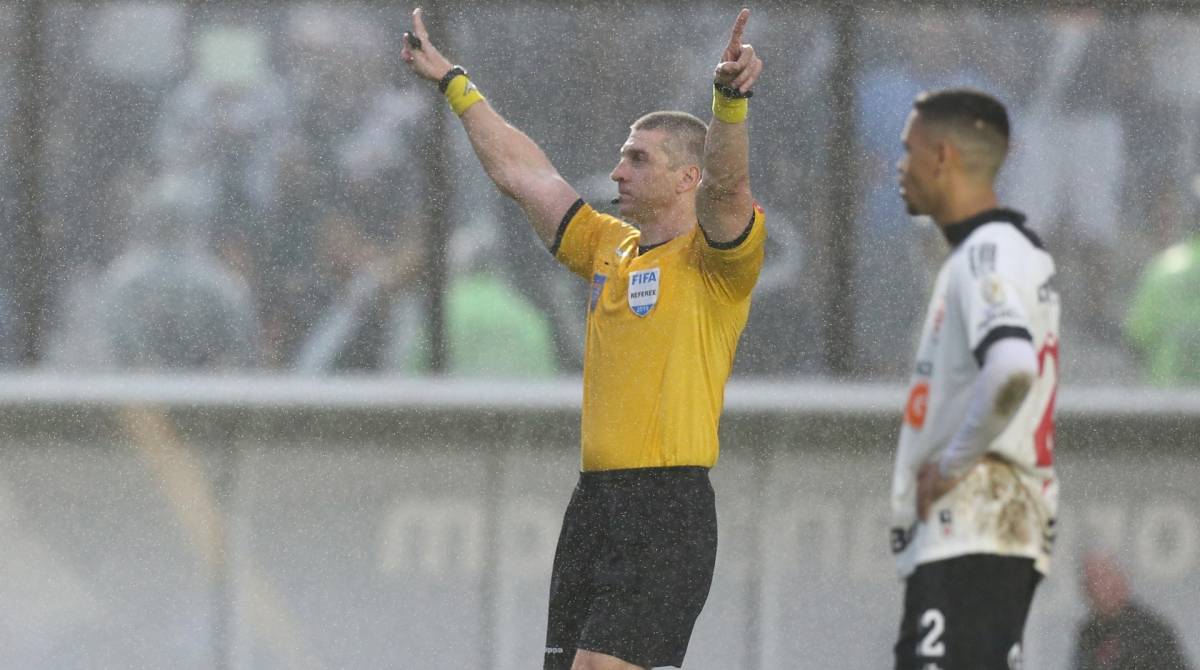 Partida entre Vasco x Athletico Paranaense, valida pela 20a rodada do Campeonato Brasileiro, estadio de Sao Januario, Rio de Janeiro-RJ, Domingo (22).  Foto: Daniel Castelo Branco - Agencia O Dia - Daniel Castelo Branco