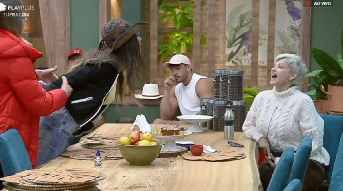 Andréa Nóbrega e Drika Marinho discutem em 'A Fazenda'