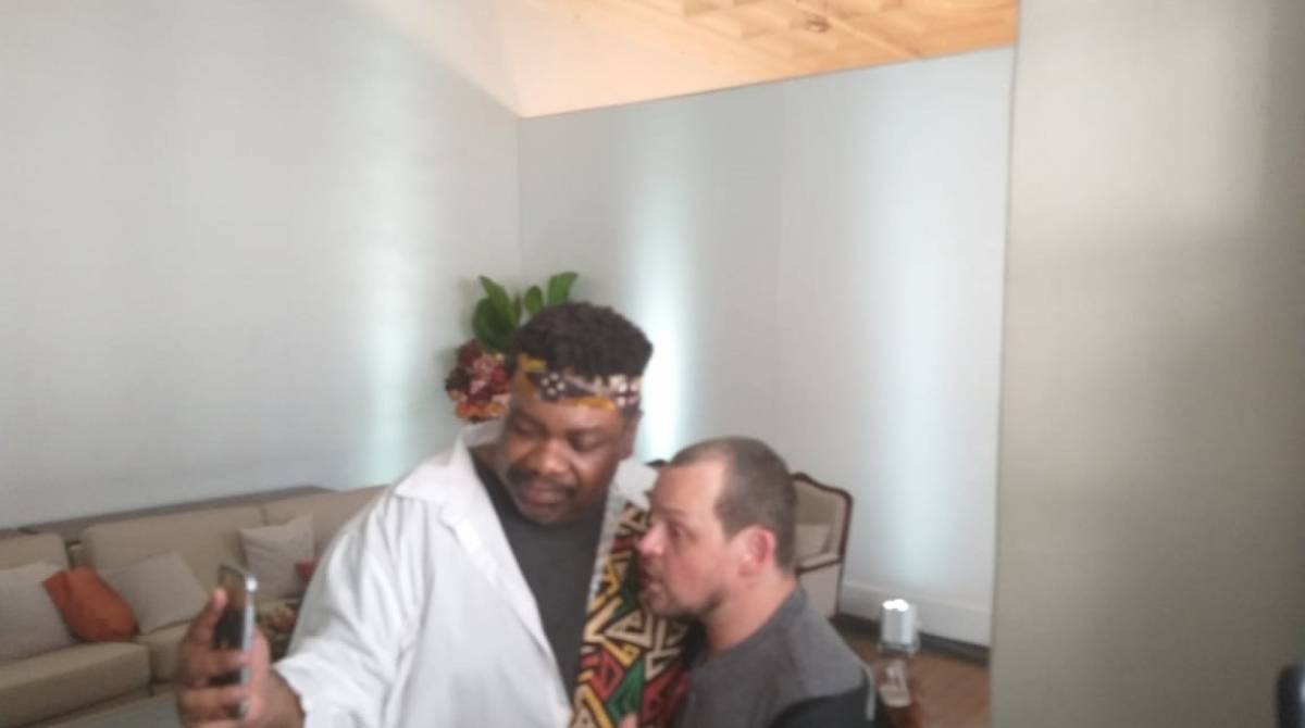 Serjão Loroza e Matheus Nachtergaele nos bastidores do lançamento da segunda temporada da série \'Filhos da Pátria\'