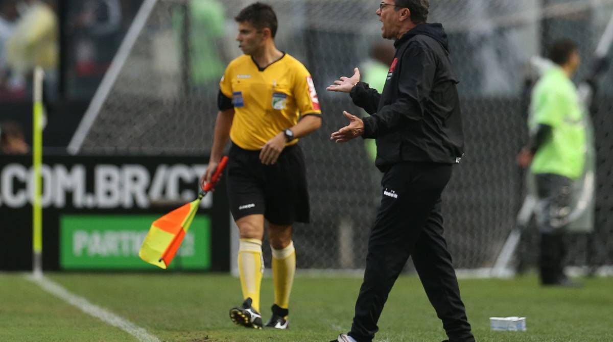 Vanderlei Luxemburgo se irritou com a arbitragem no domingo - Daniel Castelo Branco