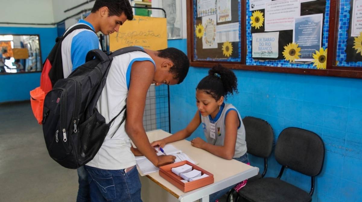 A Escola Municipal Barão do Rio Branco, em Gramacho, promoveu o
processo eleitoral para as cinco chapas concorrentes