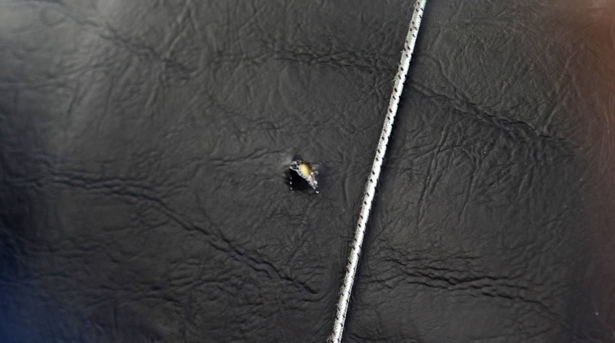 Rio de Janeiro - RJ  -  23/09/2019 - Policia -  Menina Agatha Felix foi baleada dentro de um veiculo no Complexo do Alemao. testemunhas acusam policiais Militares - na foto, marca da saida da bala no banco do Veiculo que transportava Agatha, no patio da delegacia de homicidios, na Barra da Tijuca, zona oeste do Rio -  Foto Reginaldo Pimenta / Agencia O Dia