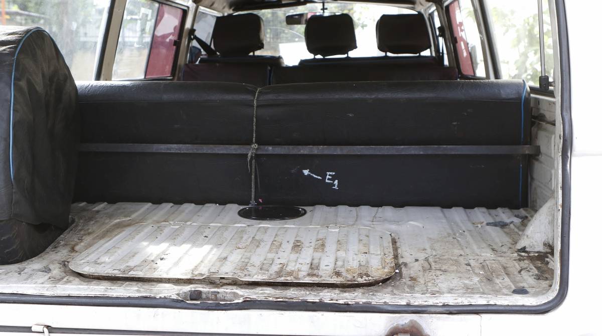 Rio de Janeiro - RJ  -  23/09/2019 - Policia -  Menina Agatha Felix foi baleada dentro de um veiculo no Complexo do Alemao. testemunhas acusam policiais Militares - na foto, Veiculo que transportava Agatha, no patio da delegacia de homicidios, na Barra da Tijuca, zona oeste do Rio -  Foto Reginaldo Pimenta / Agencia O Dia