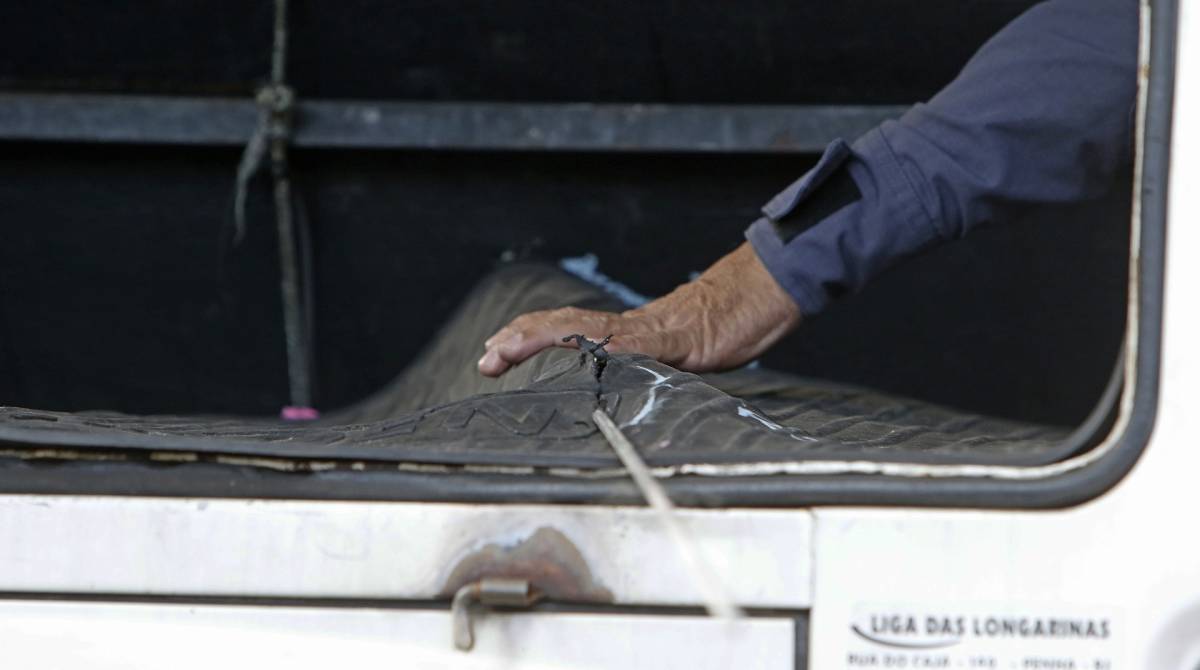 Rio de Janeiro - RJ  -  23/09/2019 - Policia -  Menina Agatha Felix foi baleada dentro de um veiculo no Complexo do Alemao. testemunhas acusam policiais Militares - na foto, pericia no Veiculo que transportava Agatha, no patio da delegacia de homicidios, na Barra da Tijuca, zona oeste do Rio -  Foto Reginaldo Pimenta / Agencia O Dia