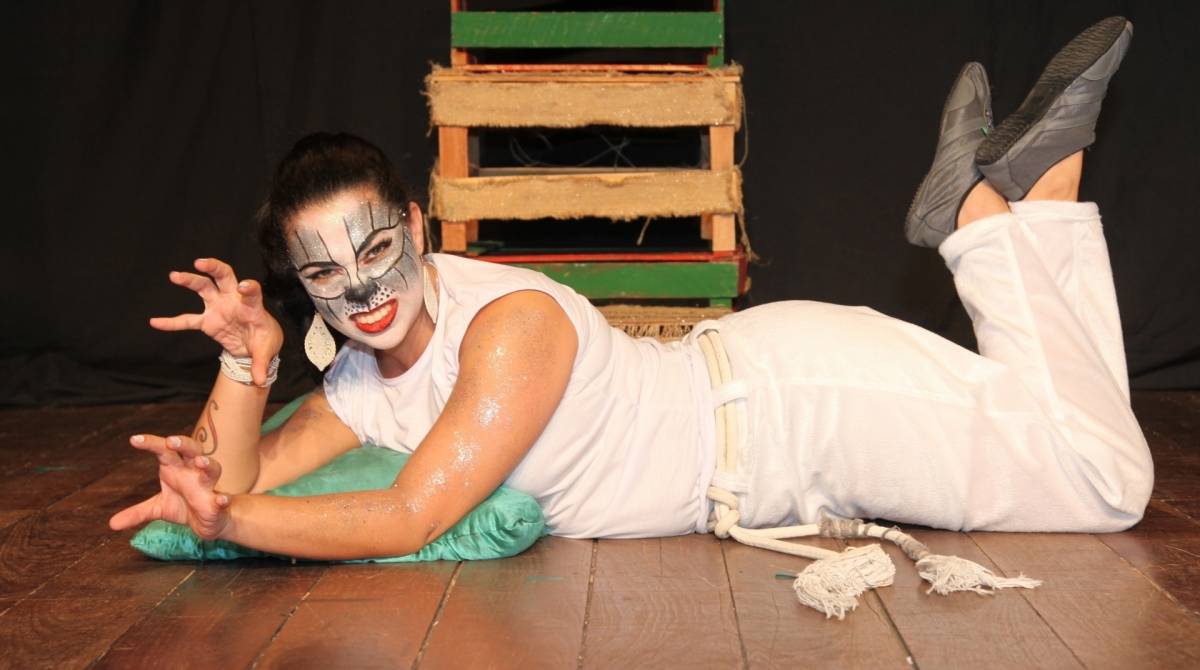 A atriz Stepnhanie Pereira interpreta a gata no espet&aacute;culo         - Divulga&ccedil;&atilde;o/Sammy Soares