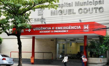 Homem fica preso embaixo de ônibus no Leme