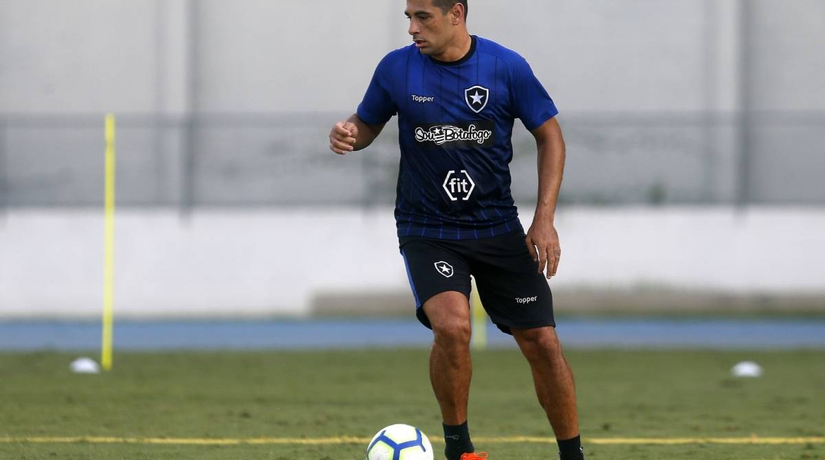 Diego Souza volta ao comando de ataque alvinegro contra o Bahia