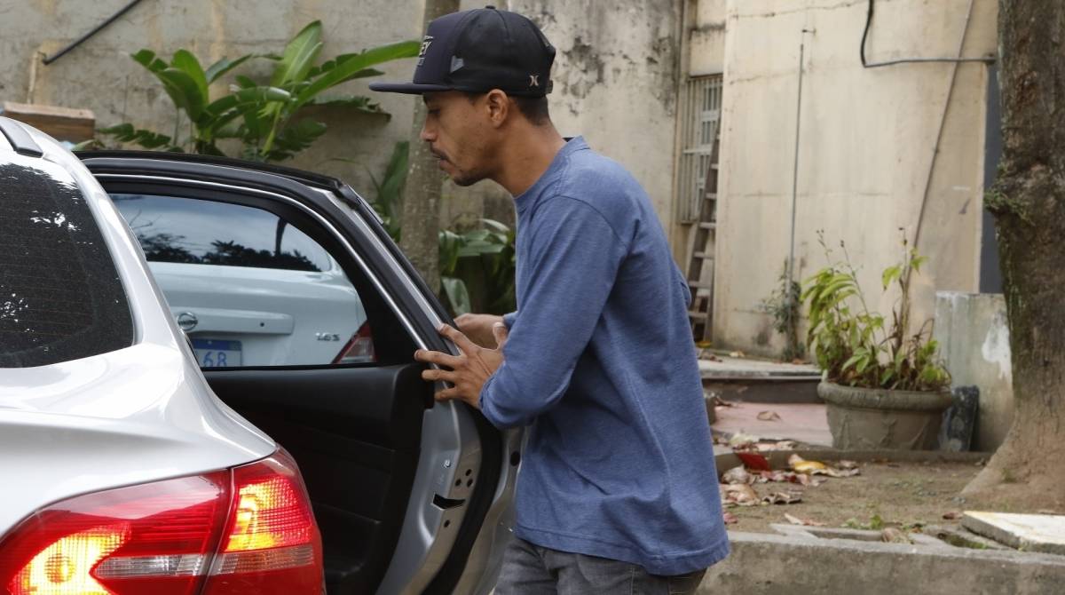 Rio de Janeiro - RJ  -  24/09/2019 - Policia -  Menina Agatha Felix foi baleada dentro de um veiculo no Complexo do Alemao. testemunhas acusam policiais Militares - na foto, motorista do veiculo que transportava Agatha, na Barra da Tijuca, zona oeste do Rio -  Foto Reginaldo Pimenta / Agencia O Dia