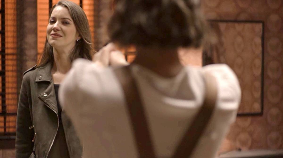 Fabiana empurra Josiane da janela em 'A Dona do Pedaço'