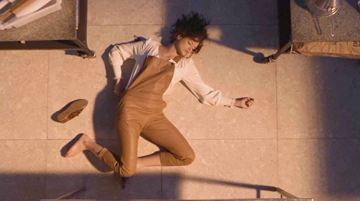 Fabiana empurra Josiane da janela em 'A Dona do Pedaço' - Divulgação / TV Globo