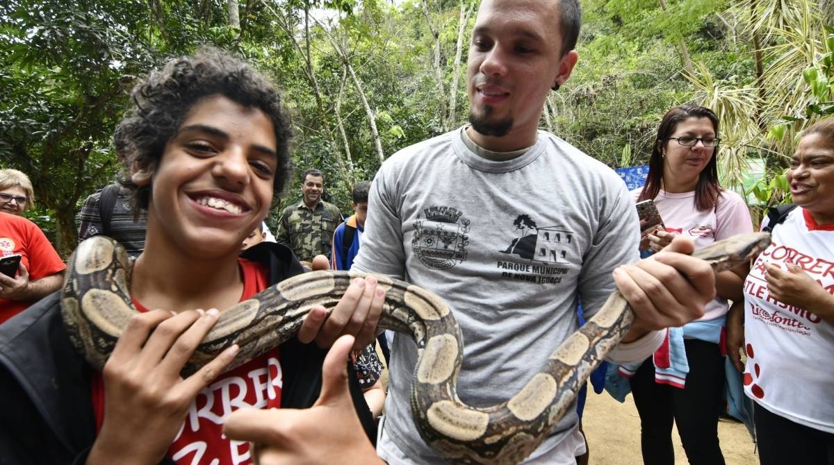 Os alunos puderam fazer atividades físicas, conhecer espécies nativas da região e até mesmo tocar em uma cobra