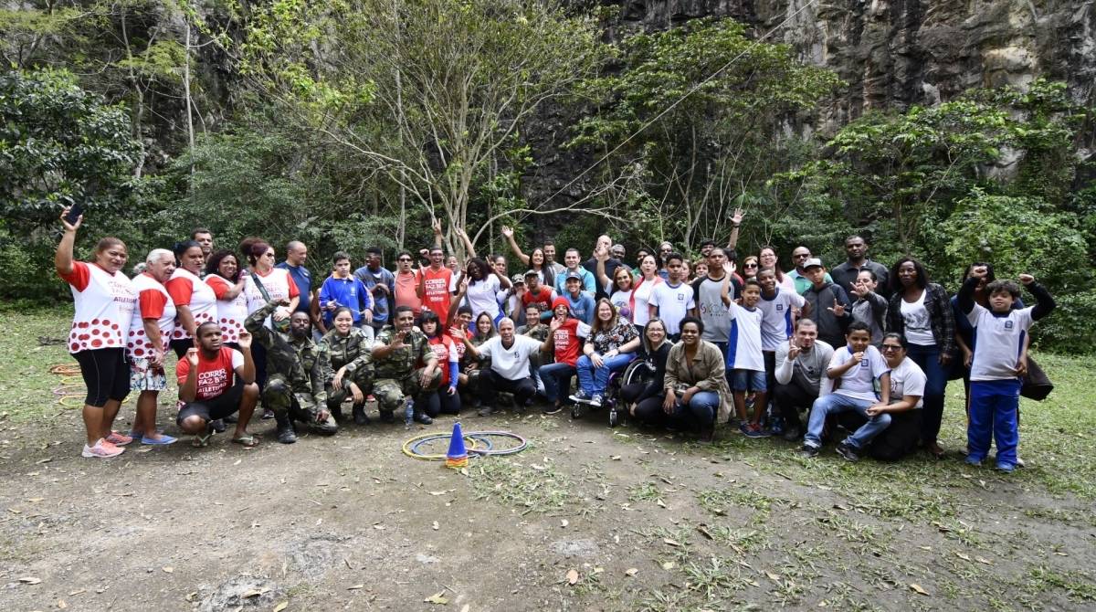 Alunos, acompanhantes, professores e guardas ambientais pararam para tirar uma foto - Alziro Xavier/ Divulgação PMNI