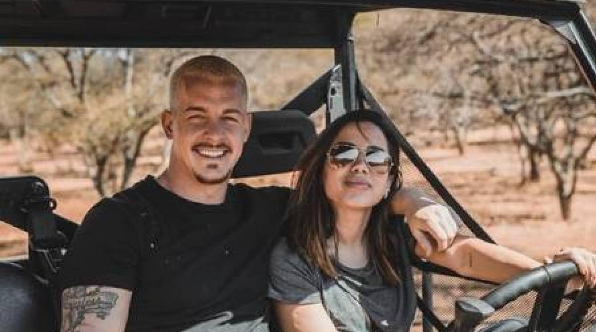 Anitta aparece enrolada em uma cobra junto com bonitão