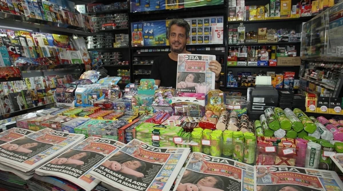 Jornaleiro M&aacute;rio Vanzillotta exibe capa do 'Meia Hora' em banca na Tijuca; jornal &eacute; o mais lido do Rio
