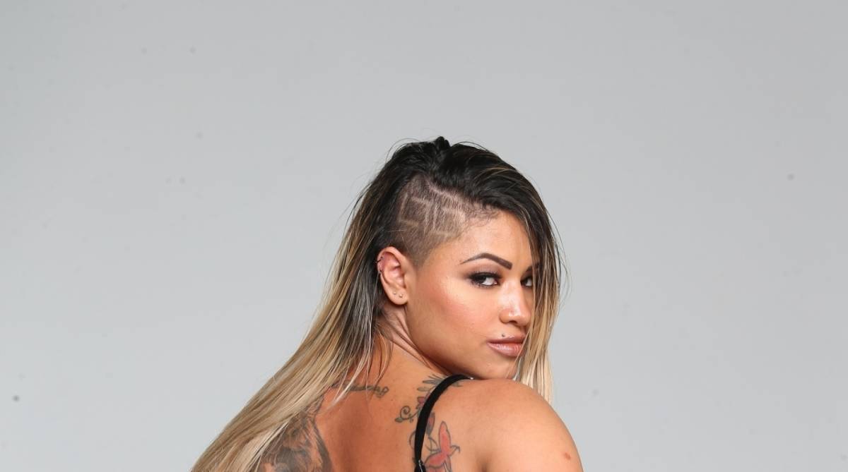 GATA DA HORA - Ensaio com a musa do Vasco da Gama no estudio do Jornal Meia Hora. Foto: Daniel Castelo Branco / Agencia O Dia