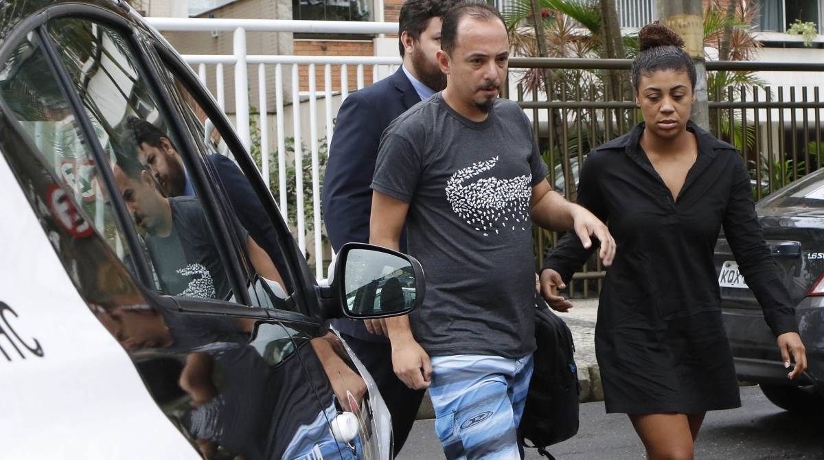 Vanessa Salles F&eacute;lix e Adegilson Lima chegam &agrave; Delegacia de Homic&iacute;dios da Capital, na Barra da Tijuca, Zona Oeste do Rio, para prestarem depoimento, nesta quarta-feira - Reginaldo Pimenta/ Ag&ecirc;ncia O Dia