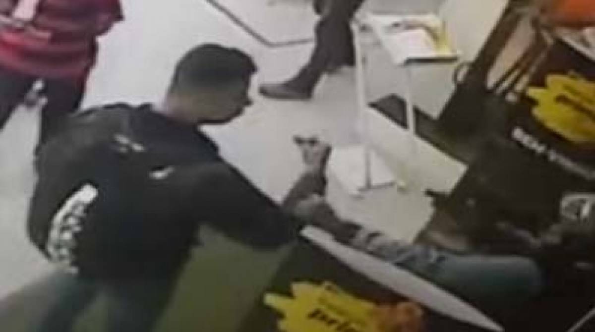 Vídeo mostra sargento sendo puxado por criminoso para fora da loja - Reprodução / Internet