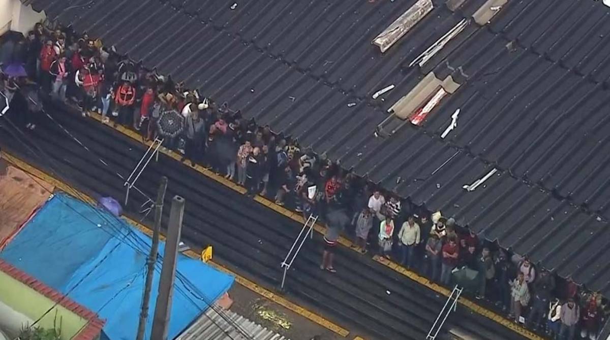 Estação do ramal de Belford Roxo tomada de gente