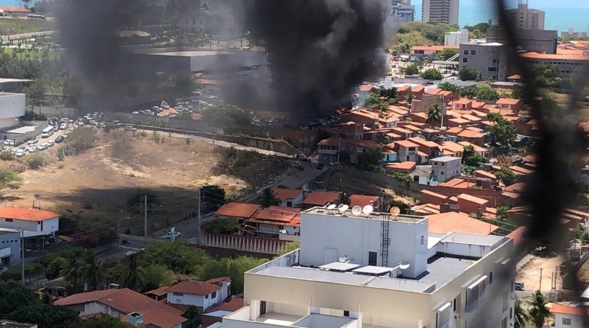 Criminosos colocaram fogo em concessionária de Fortaleza - Reprodução