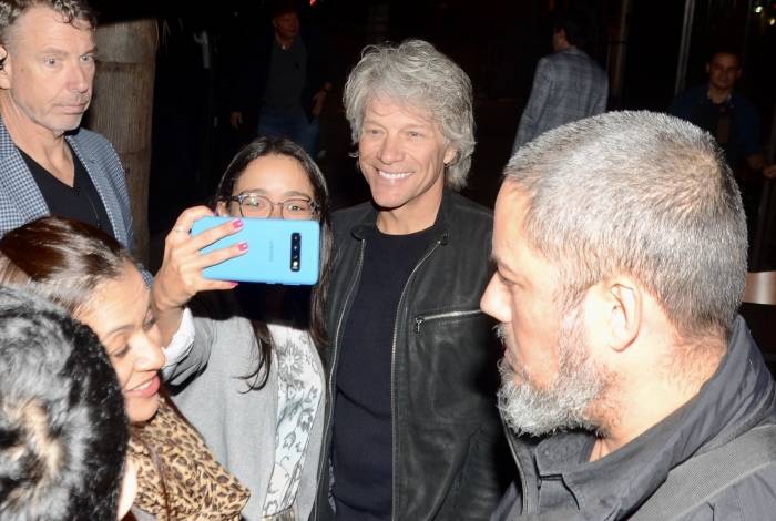 Jon Bon Jovi posa com fãs na porta de restaurante de São Paulo - Ag. News