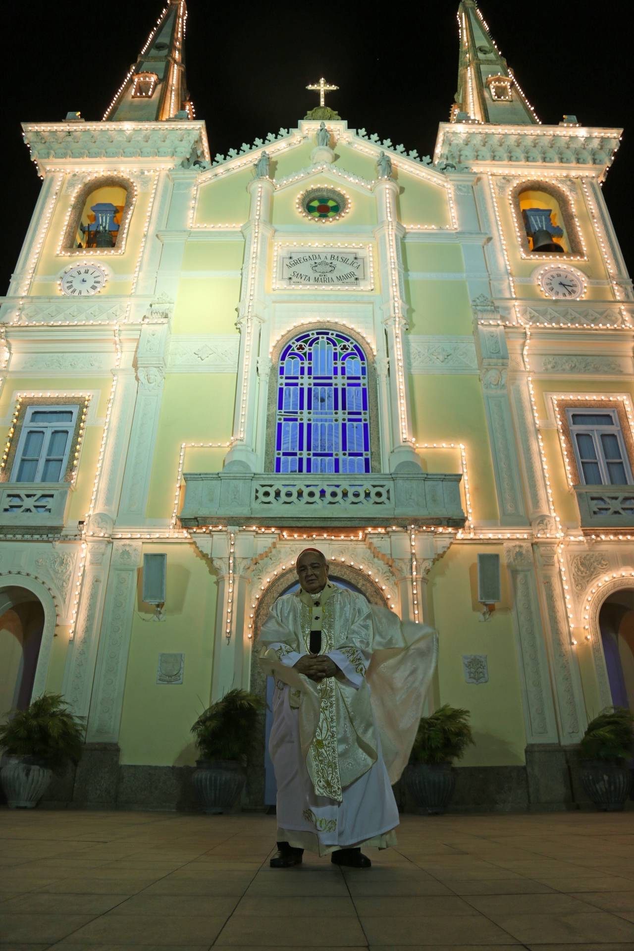 Uma 'Missa pela Paz' foi realizada, na noite desta terça-feira, na Basílica Santuário de Nossa Senhora da Penha, conhecida popularmente como Igreja da Penha. A cerimônia foi realizada pelo Arcebispo do Rio de Janeiro, Cardeal Orani João Tempesta. Vestidos de branco, os fiéis vieram de diferentes regiões da cidade. Foto: Daniel Castelo Branco