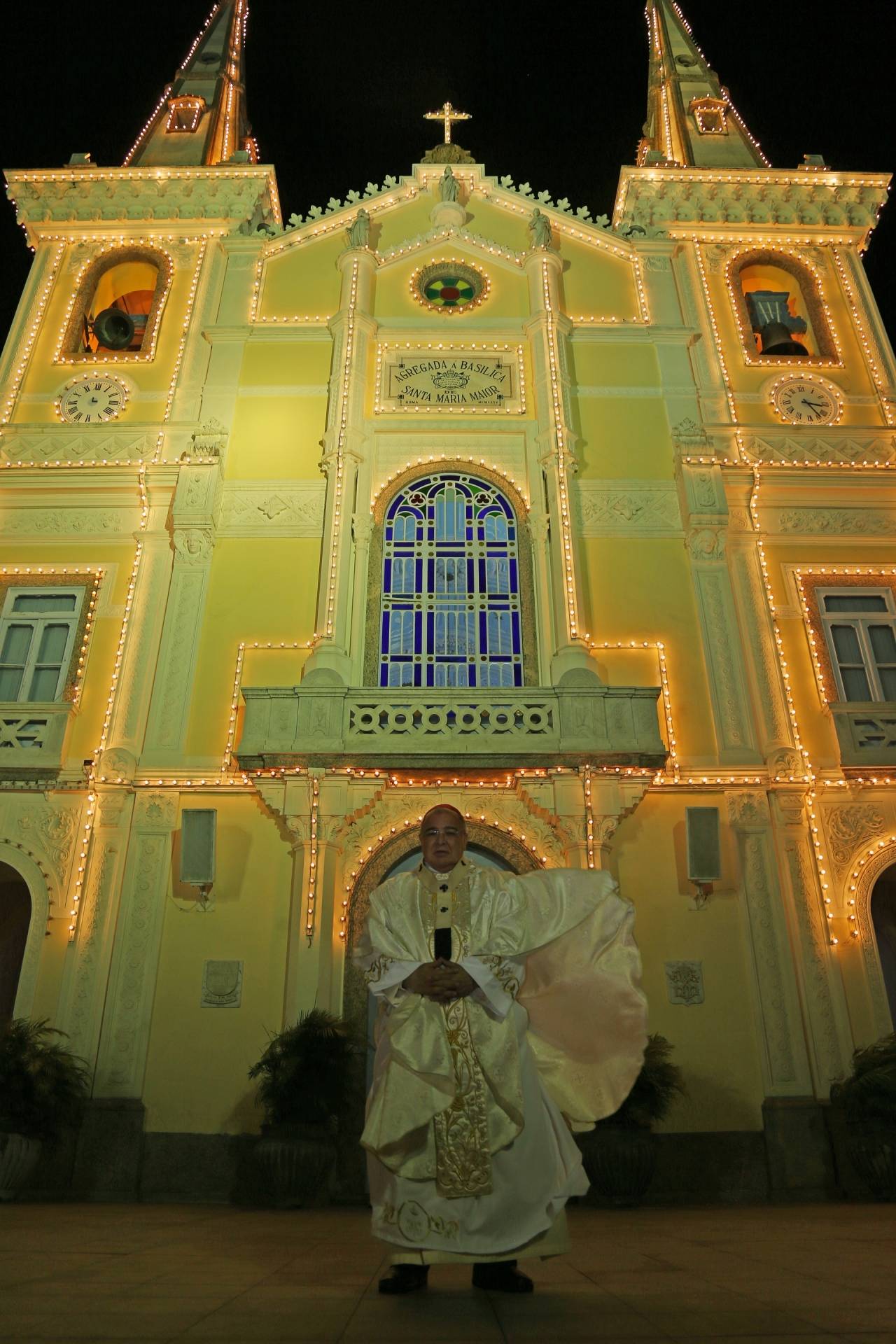 Uma 'Missa pela Paz' foi realizada, na noite desta terça-feira, na Basílica Santuário de Nossa Senhora da Penha, conhecida popularmente como Igreja da Penha. A cerimônia foi realizada pelo Arcebispo do Rio de Janeiro, Cardeal Orani João Tempesta. Vestidos de branco, os fiéis vieram de diferentes regiões da cidade. Foto: Daniel Castelo Branco
