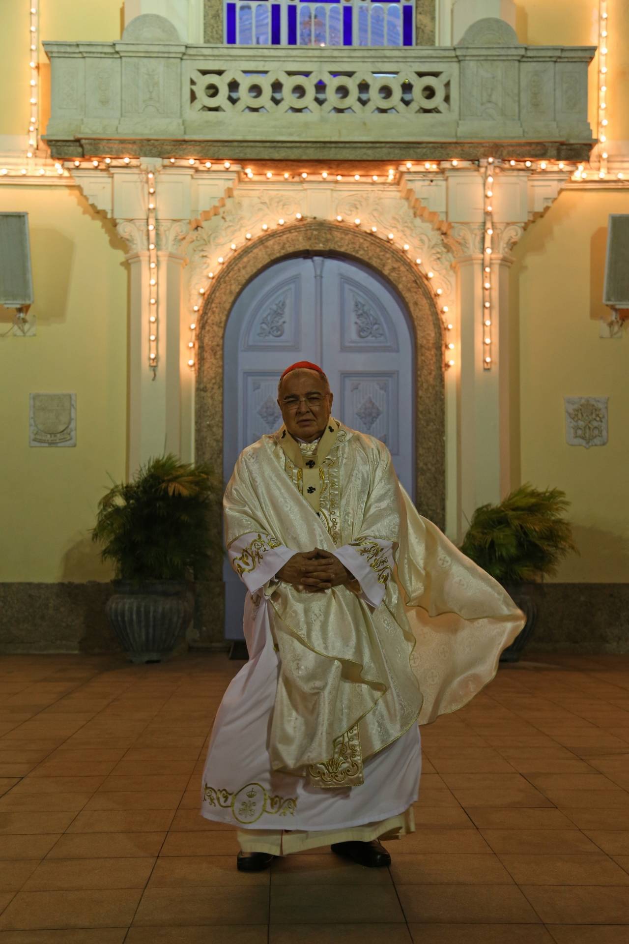 Uma 'Missa pela Paz' foi realizada, na noite desta terça-feira, na Basílica Santuário de Nossa Senhora da Penha, conhecida popularmente como Igreja da Penha. A cerimônia foi realizada pelo Arcebispo do Rio de Janeiro, Cardeal Orani João Tempesta. Vestidos de branco, os fiéis vieram de diferentes regiões da cidade. Foto: Daniel Castelo Branco