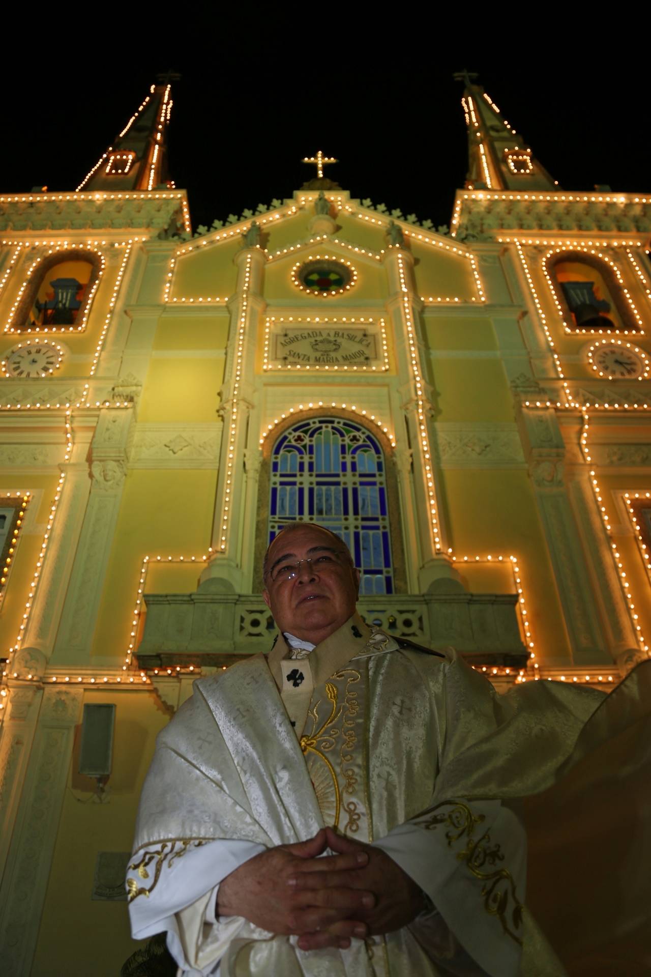 Uma 'Missa pela Paz' foi realizada, na noite desta terça-feira, na Basílica Santuário de Nossa Senhora da Penha, conhecida popularmente como Igreja da Penha. A cerimônia foi realizada pelo Arcebispo do Rio de Janeiro, Cardeal Orani João Tempesta. Vestidos de branco, os fiéis vieram de diferentes regiões da cidade. Foto: Daniel Castelo Branco