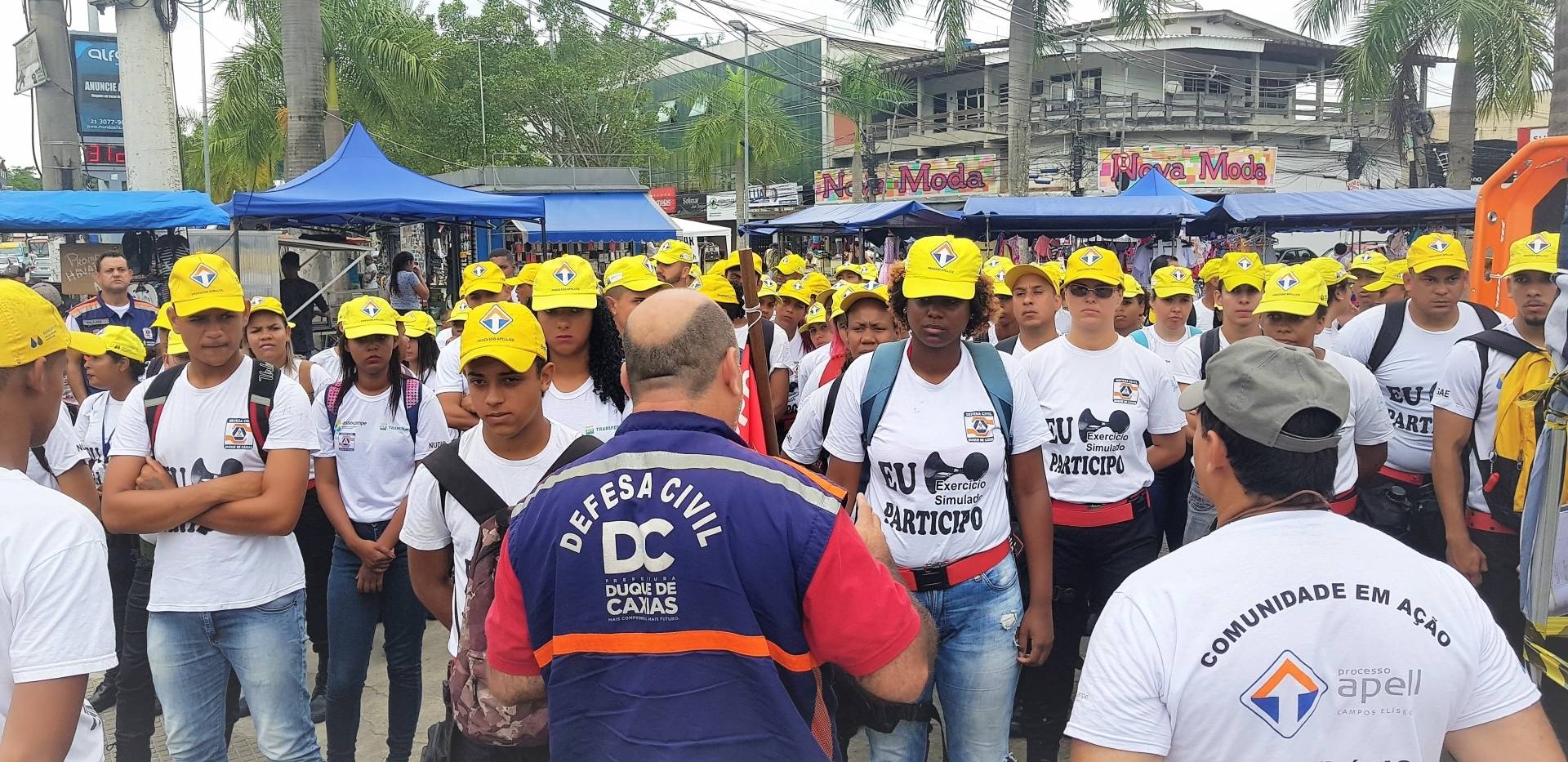 Servidores da Defesa Civil orientam moradores com agir em casos de emergência 