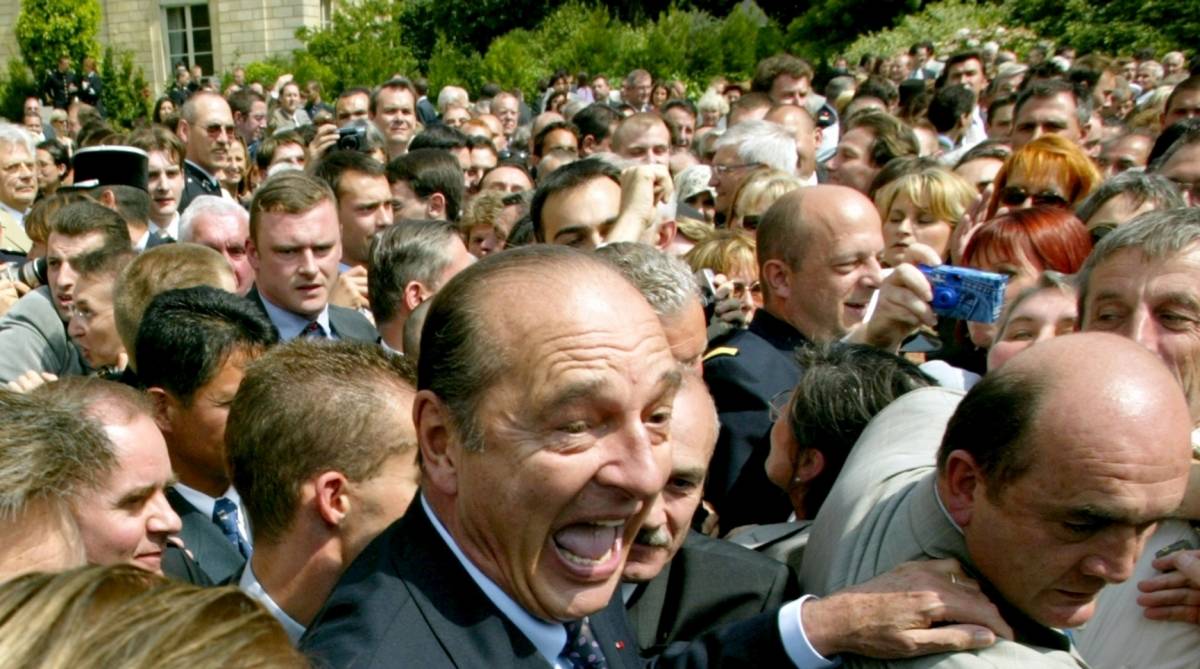 Presidente franc&ecirc;s Jacques Chirac cercado pela multid&atilde;o no Pal&aacute;cio do Eliseu, em Paris, durante a tradicional festa no jardim em 14 de julho de 2002 - Patrick Kovarik/ AFP