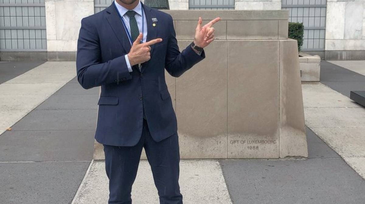 Eduardo Bolsonaro em frente à sede da ONU, em Nova York - Reprodução Twitter