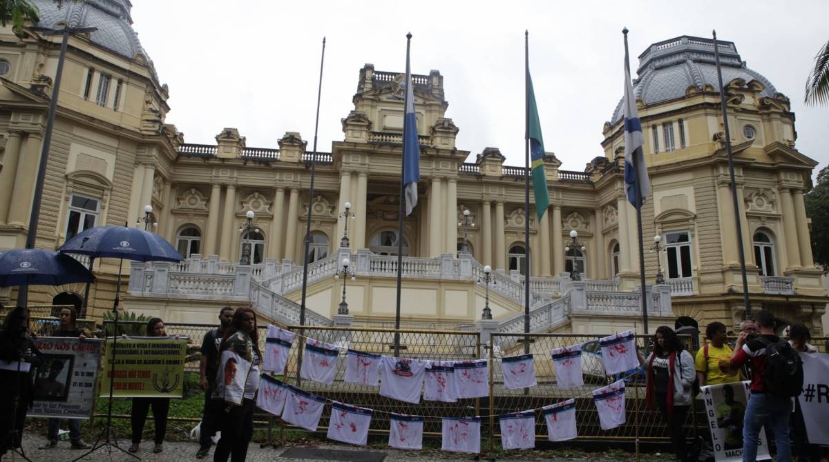 Grupo de mães pendurou uniformes escolares simulando manchas de sangue em alusão às 16 crianças feridas por balas perdidas este ano - Ricardo Cassiano