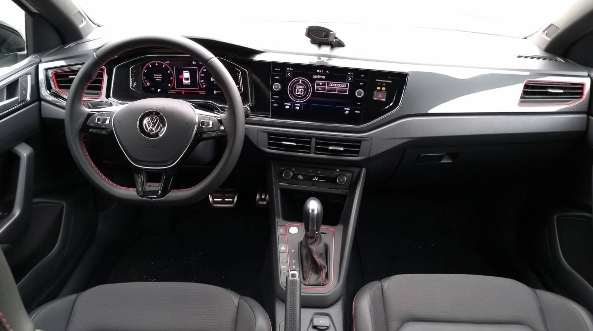 Acabamento interno tem detalhes em vermelho no painel, console, bancos e volante
