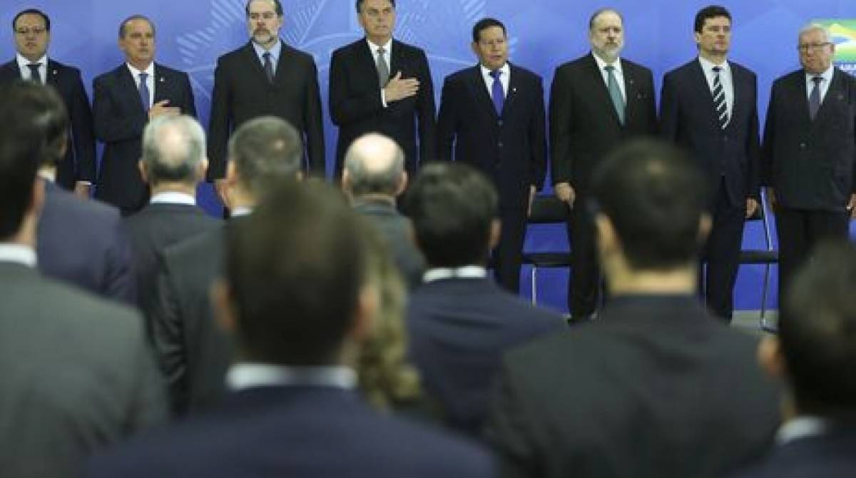 O presidente Jair Bolsonaro dá posse ao novo procurador-geral da República, Augusto Aras, no Palácio do Planalto