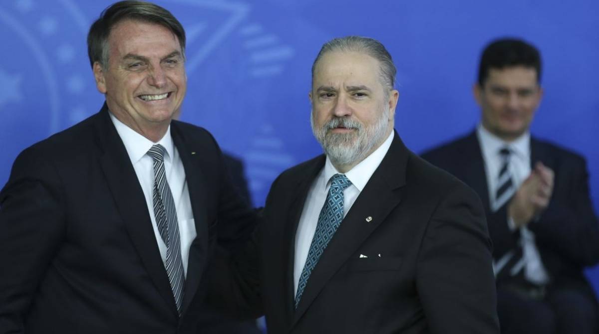O presidente Jair Bolsonaro d&aacute; posse ao novo procurador-geral da Rep&uacute;blica, Augusto Aras, no Pal&aacute;cio do Planalto - Jos&eacute; Cruz/Ag&ecirc;ncia Brasil