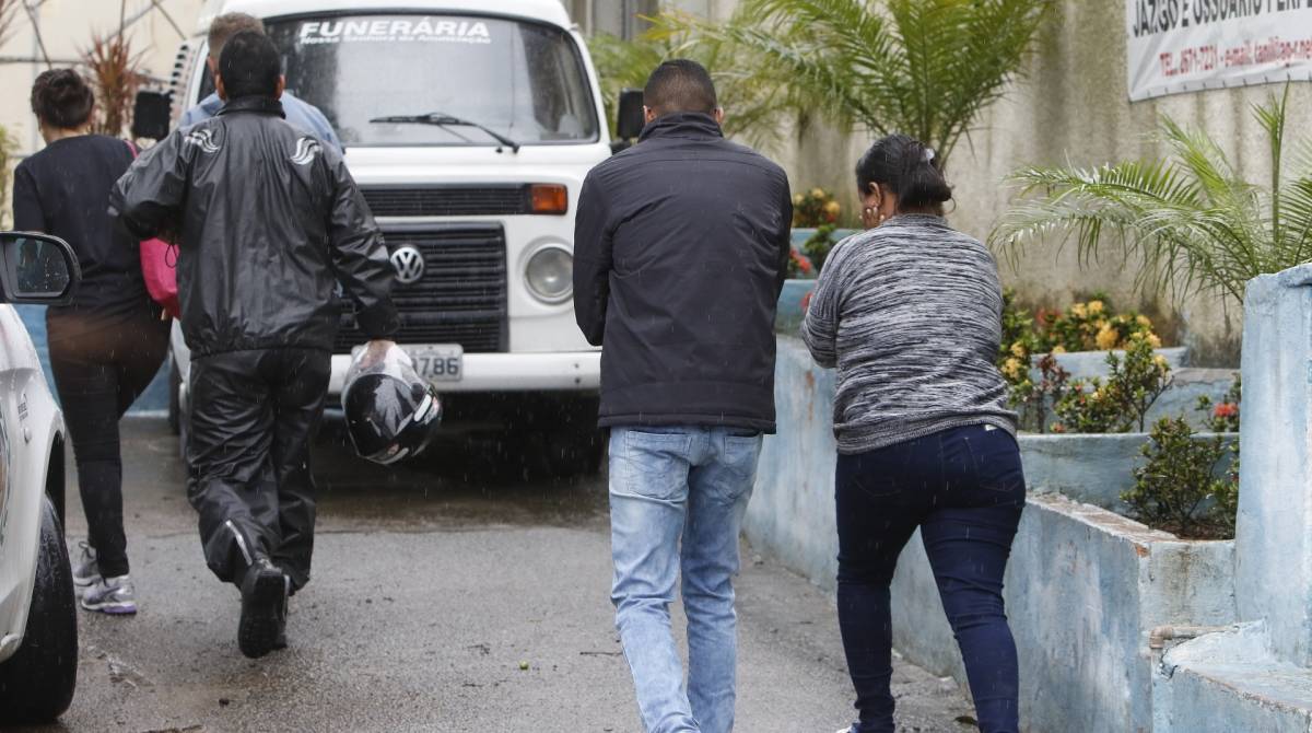 Rio de Janeiro - RJ  -  26/09/2019 - Policia - Morte de Mulheres em Duque Caxias - Tres mulheres foram mortas em Duque de Caxias, na baixada fluminense, na noite de ontem -  na foto, parentes das vitimas no IML em Duque de Caxias para libera&ccedil;ao dos corpos -  Foto Reginaldo Pimenta / Agencia O Dia